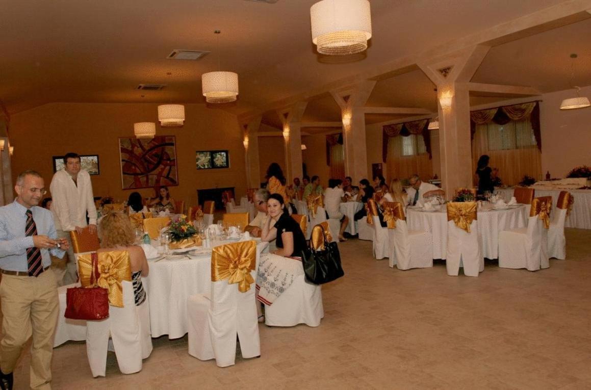 Club Insieme Grand Resort Potlogi المظهر الخارجي الصورة